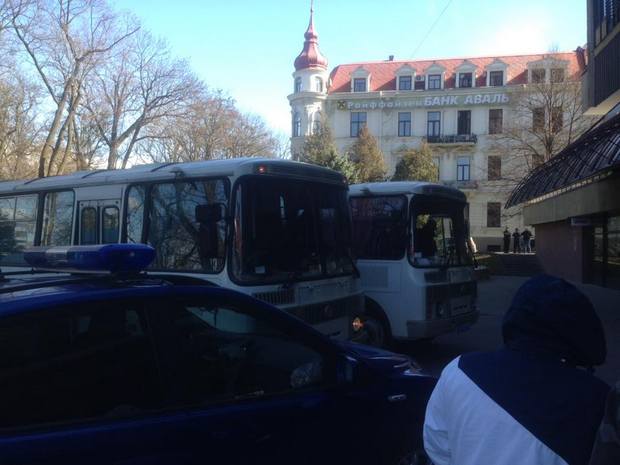 Нацгвардія приїхала під львівський готель, де зібрались представники ЛГБТ - фото 2