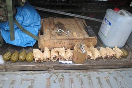 СБУ виявила "захищений" схрон з боєприпасами у зоні АТО (ФОТО) - фото 3