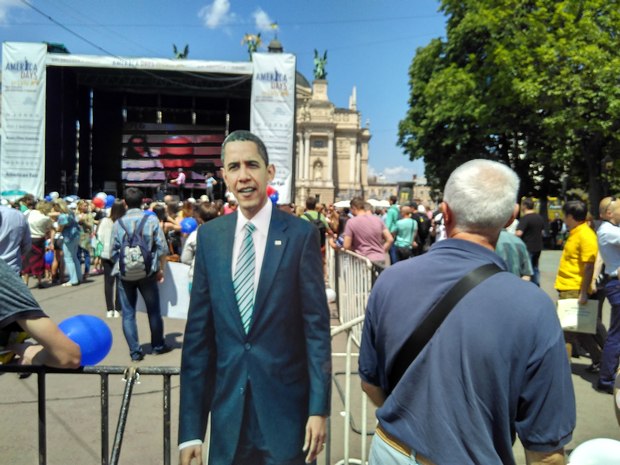 У центрі Львова з'явився Обама (ФОТО, ВІДЕО) - фото 3