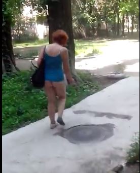 По вулицям Кривого Рогу гуляла гола жінка з сумкою - фото 1
