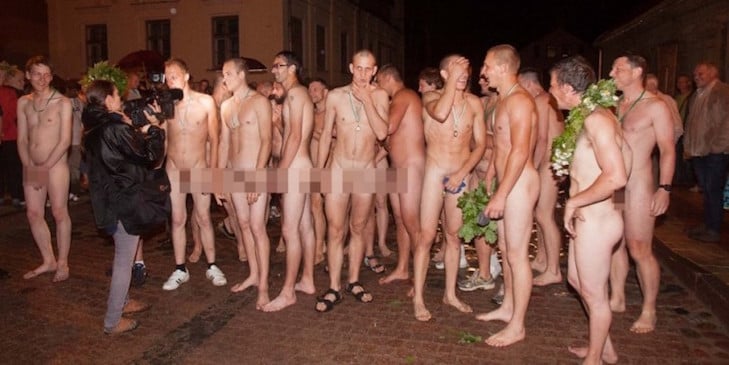 Як голі латвійські чоловіки масово наввипередки бігли - фото 1
