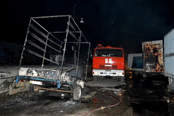 У Дніпропетровську велика пожежа: палали вагони, вантажівки і ангари - фото 1