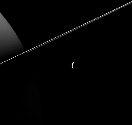 NASA опублікувало новий знімок Тефії та кілець Сатурна  - фото 1