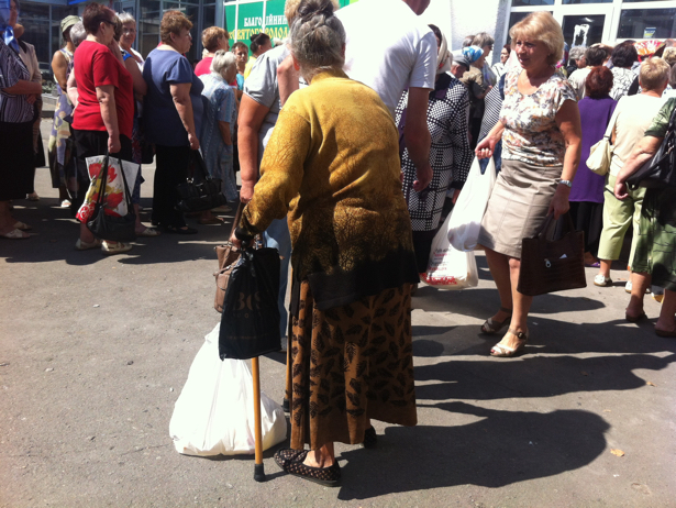 У Хмельницькому продовжують роздавати людям продукти - фото 2