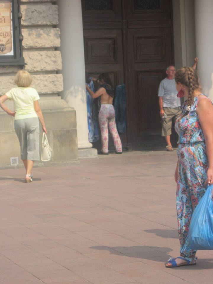 Біля Оперного театру у Львові перевдягнулась жінка - фото 1