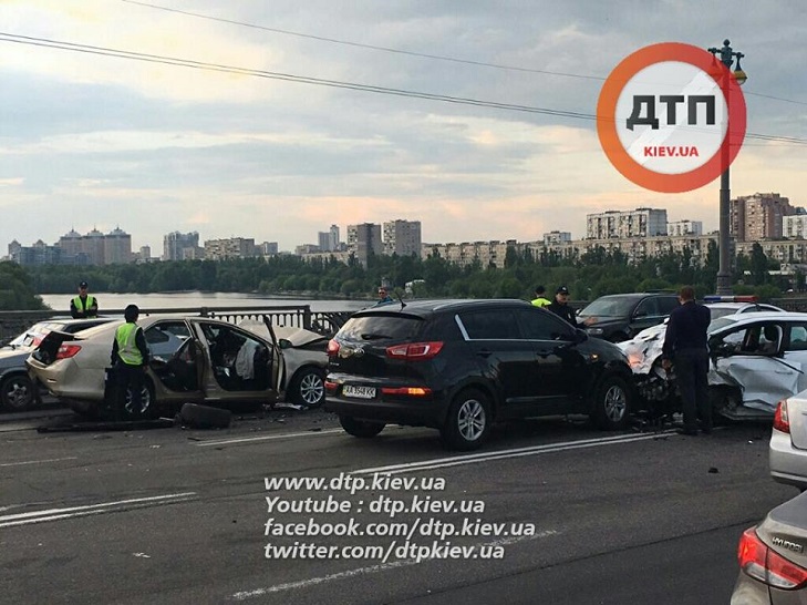 У Києві на мосту Патона масштабна ДТП: є постраждалі, затори до "Либідської" - фото 3