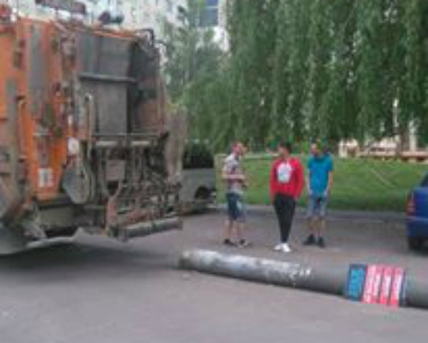 У Львові сміттєвоз повалив електроопору - фото 1