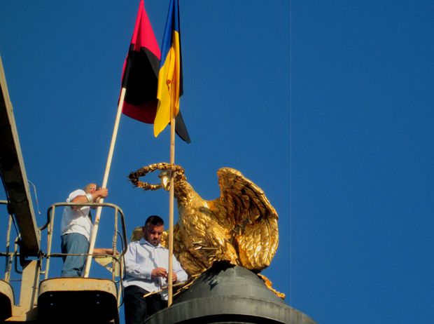 Як громадські активісти у Полтаві встановлювали нові прапори на місце викрадених - фото 1