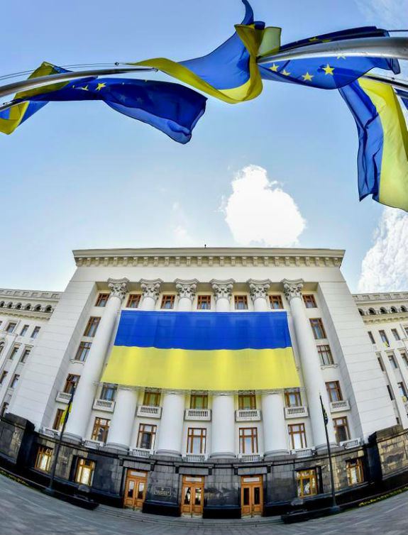 Адміністрацію президента прикрасили величезним прапором України - фото 1