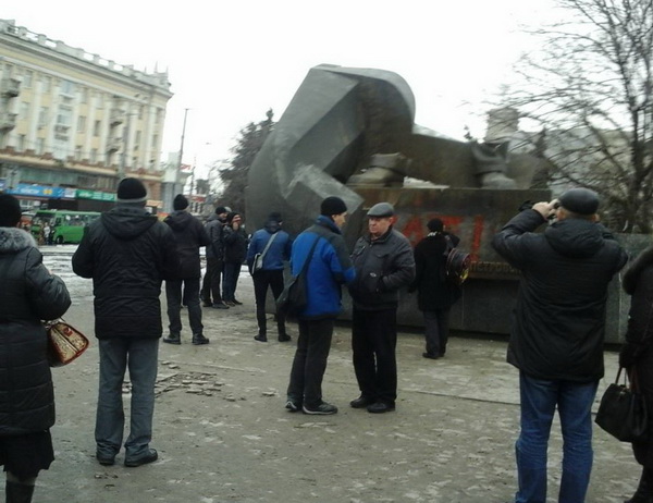 Як повалений пам'ятник Петровському з мигалками вивозили з площі - фото 1