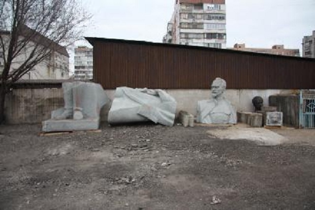 Знесені пам’ятники в Запоріжжі зберігатимуть просто неба - фото 1