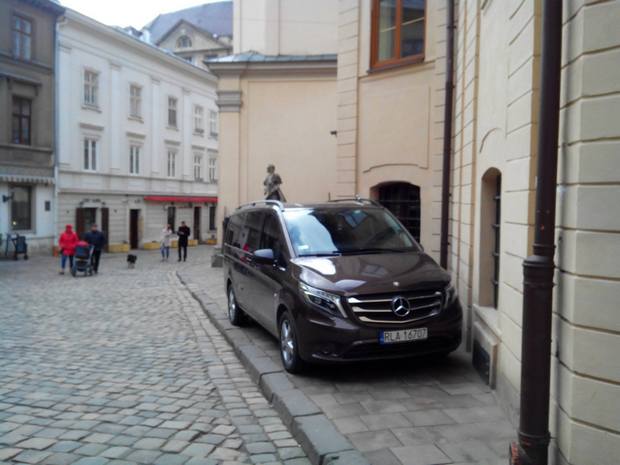 Як польський автомобіль припаркувався у центрі Львова - фото 1