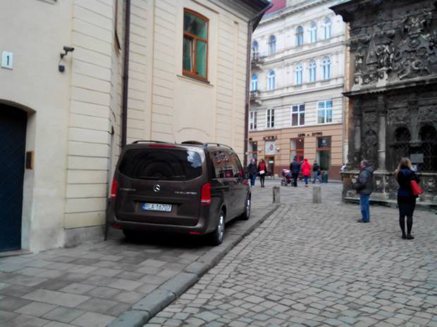 Як польський автомобіль припаркувався у центрі Львова - фото 2