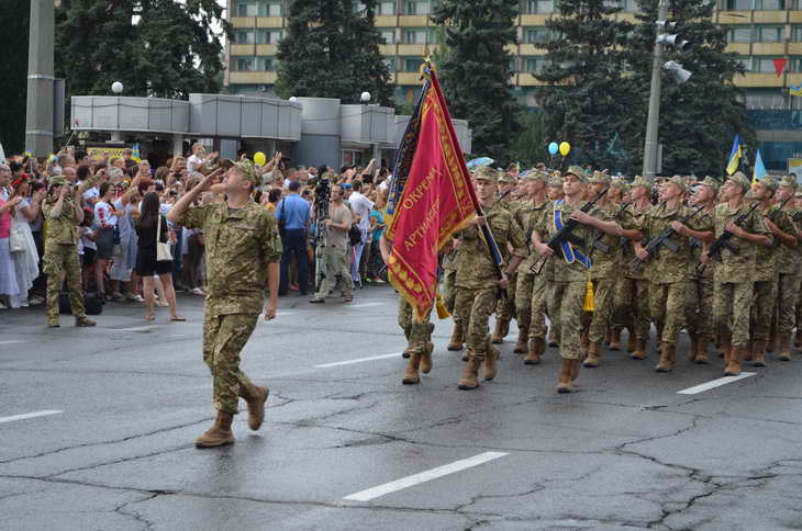 В урочистій військовій ході взяли участь понад 400 військових, нацгвардійців, поліцейських, рятувальників - фото 8