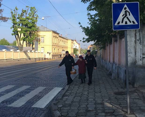 Як львівські патрульні перевели через дорогу літню жінку із Паскою - фото 1