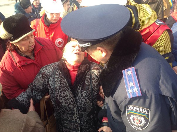 Під час мітингу в Запоріжжі мелітопольськаї пенсіонера зламала шийку стегна - фото 1