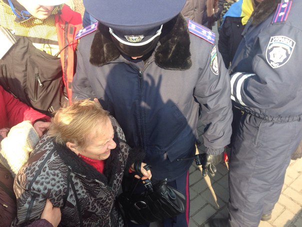 Під час мітингу в Запоріжжі мелітопольськаї пенсіонера зламала шийку стегна - фото 2