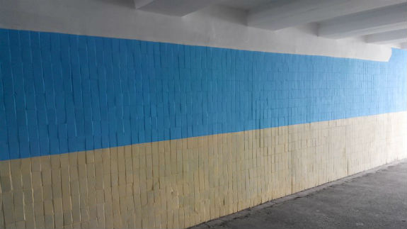  У Києві продовжують розфарбовувати підземні переходи у патріотичні кольори  - фото 1