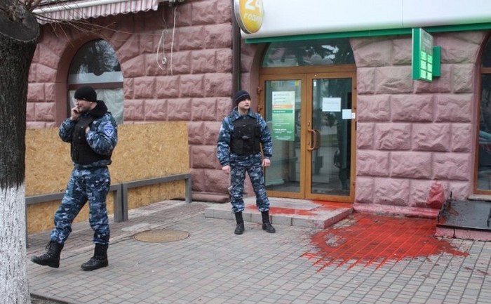 У Луцьку російський банк залили кров'ю - фото 3