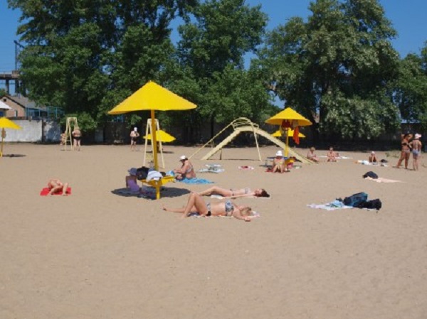 У міськраді запевняють, що на дніпропетровських пляжах можна купатися і пити воду (ФОТО) - фото 1