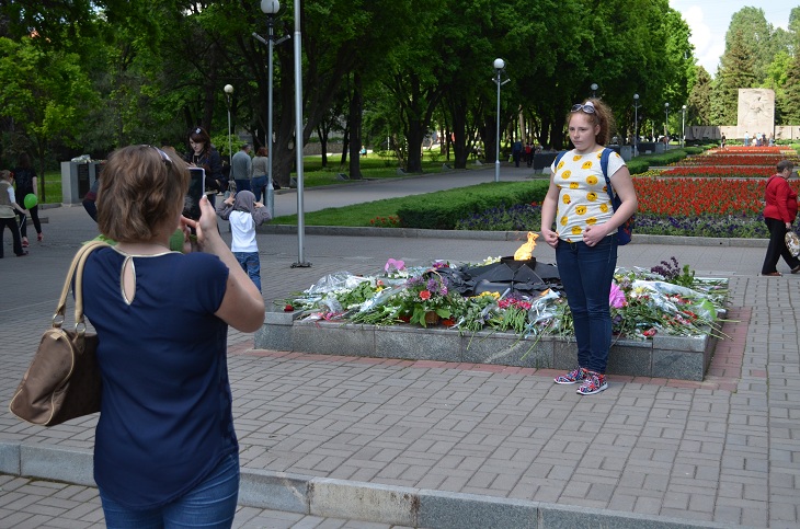 Святкові заходи розпочалися з покладання квітів на Алеї Бойової Слави та продовжилися народними гуляннями у парку Перемоги - фото 22