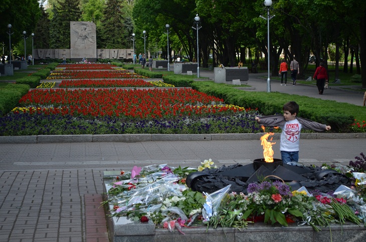 Святкові заходи розпочалися з покладання квітів на Алеї Бойової Слави та продовжилися народними гуляннями у парку Перемоги - фото 23