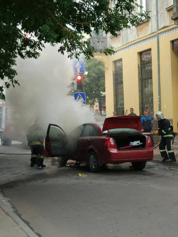 У Львові згорів автомобіль (ФОТО) - фото 1