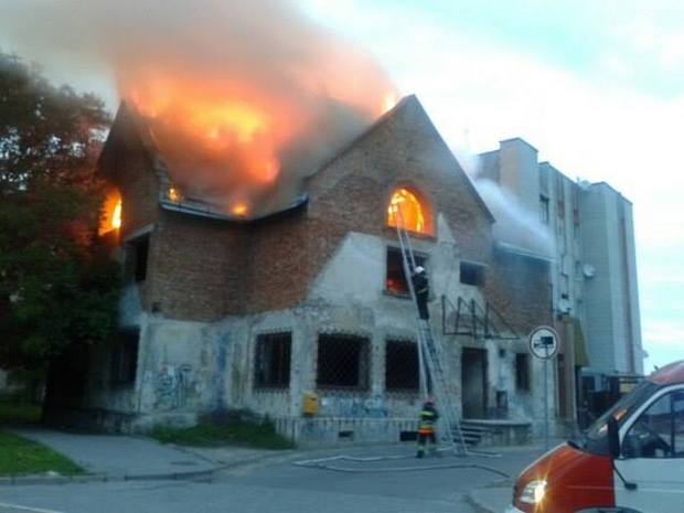 У Львові через підпалений будинок перекрили рух транспорту (ФОТО, ВІДЕО) - фото 1