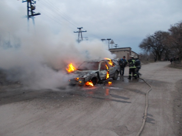 Автомобіль Fiat спалахнув на вулиці Кірпічна у Шевченківському районі Запоріжжя - фото 1