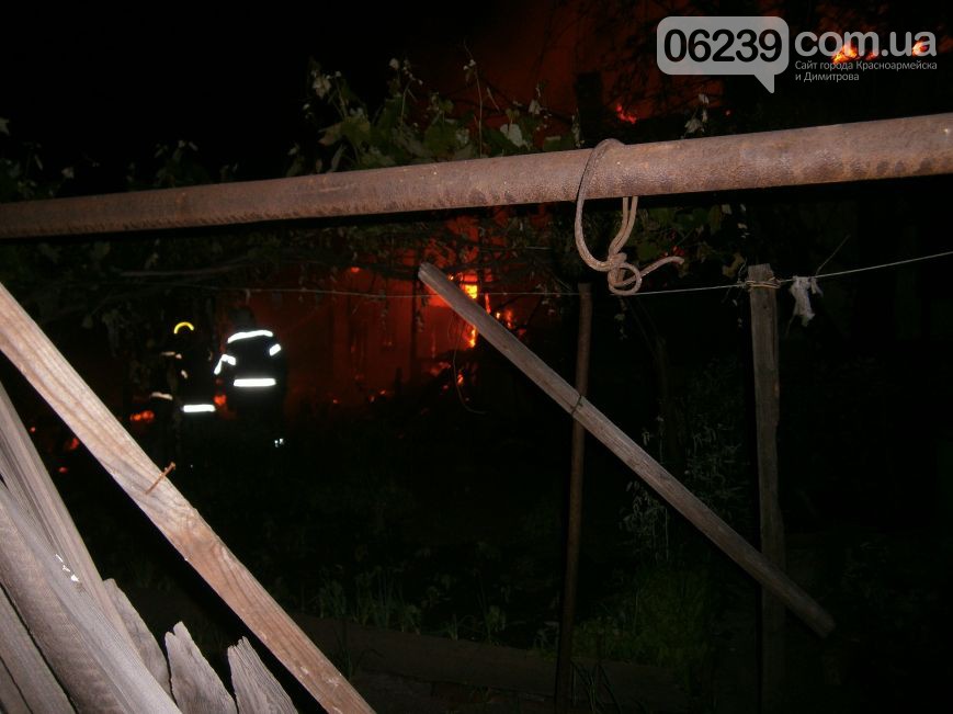 Під Красноармійськом люта пожежа знищила дім на 12 квартир (ФОТО) - фото 7
