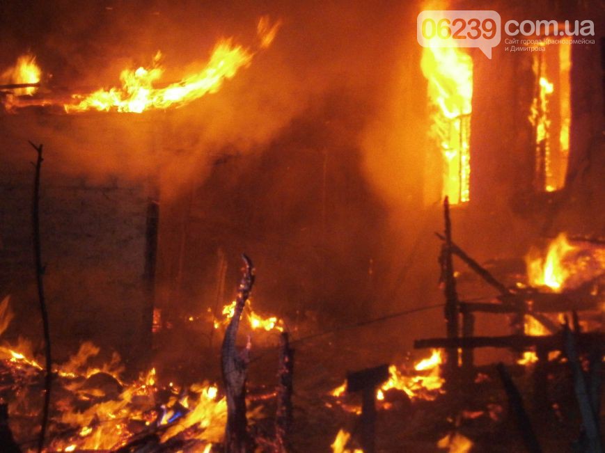 Під Красноармійськом люта пожежа знищила дім на 12 квартир (ФОТО) - фото 10