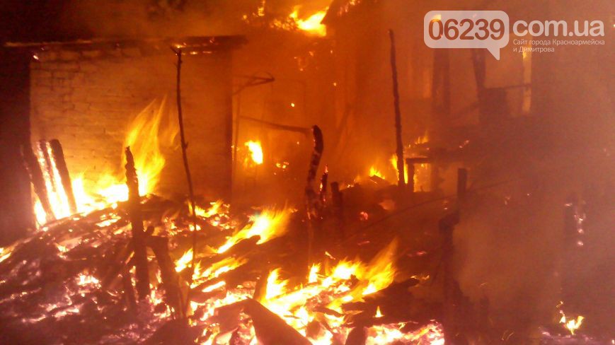 Під Красноармійськом люта пожежа знищила дім на 12 квартир (ФОТО) - фото 1