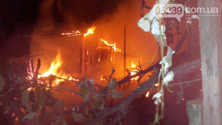 Під Красноармійськом люта пожежа знищила дім на 12 квартир (ФОТО) - фото 2