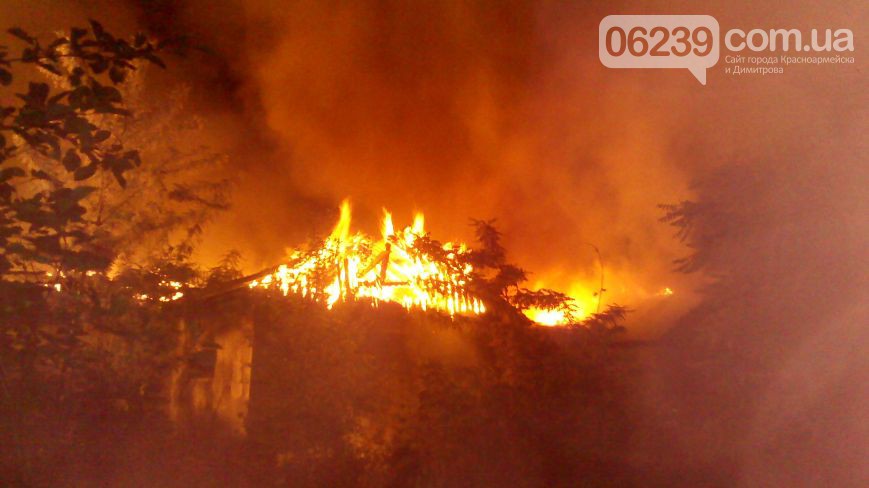 Під Красноармійськом люта пожежа знищила дім на 12 квартир (ФОТО) - фото 3