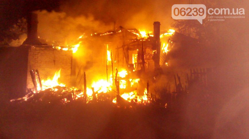 Під Красноармійськом люта пожежа знищила дім на 12 квартир (ФОТО) - фото 4