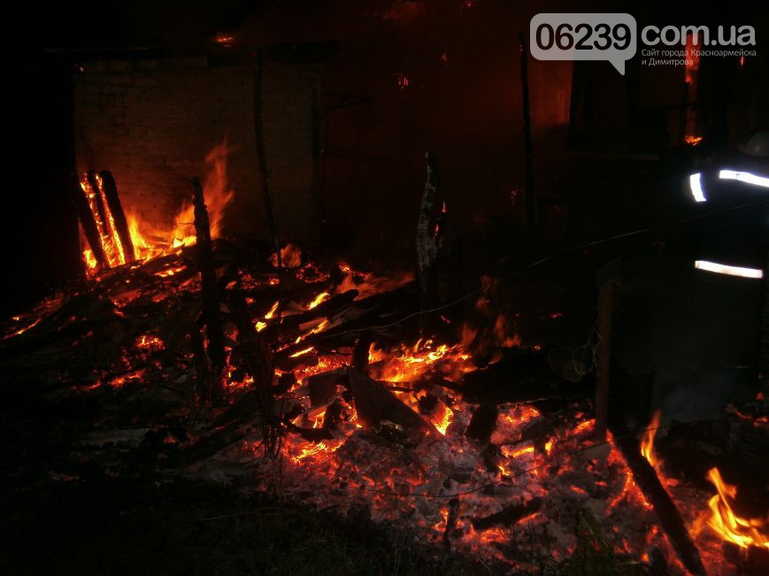 Під Красноармійськом люта пожежа знищила дім на 12 квартир (ФОТО) - фото 6