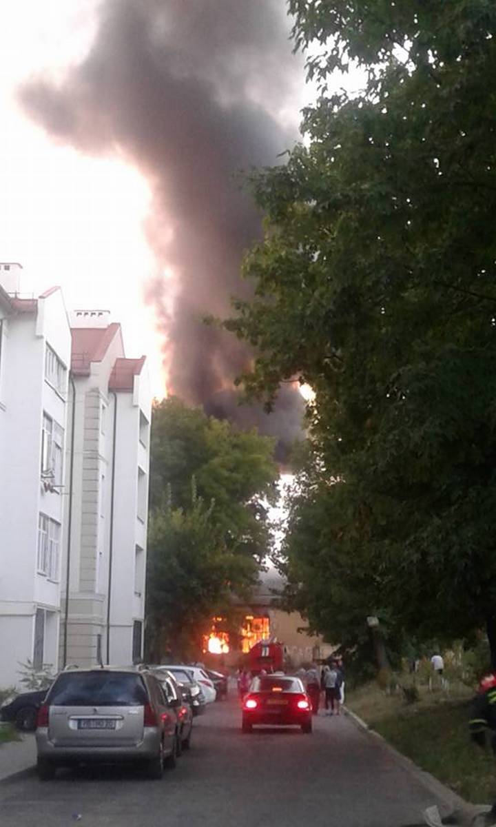 У центрі Львова горить військова частина (ФОТО, ВІДЕО) - фото 1