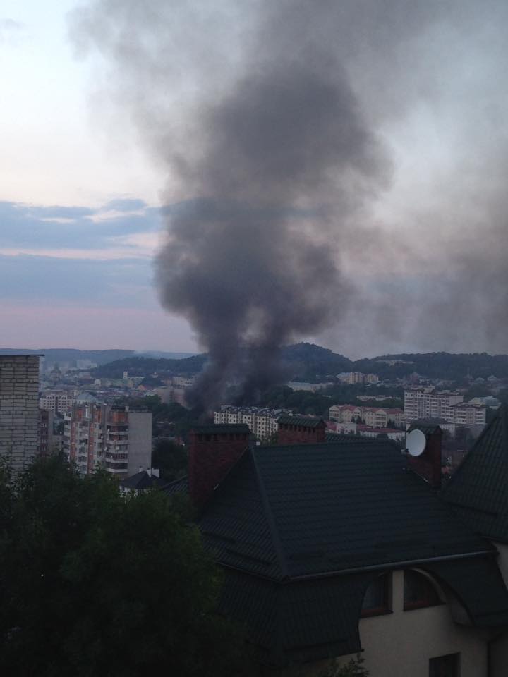 У центрі Львова горить військова частина (ФОТО, ВІДЕО) - фото 2