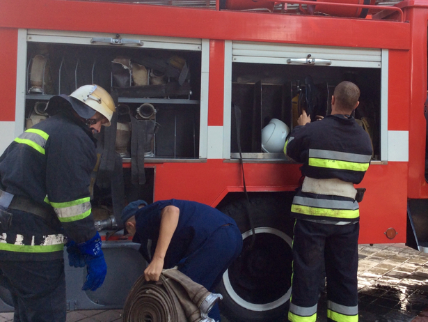 Шестеро  людей обгоріли в Хмельницькому облтеатрі, на щастя, їм допомога не потрібна - тренувалися рятувальники - фото 7