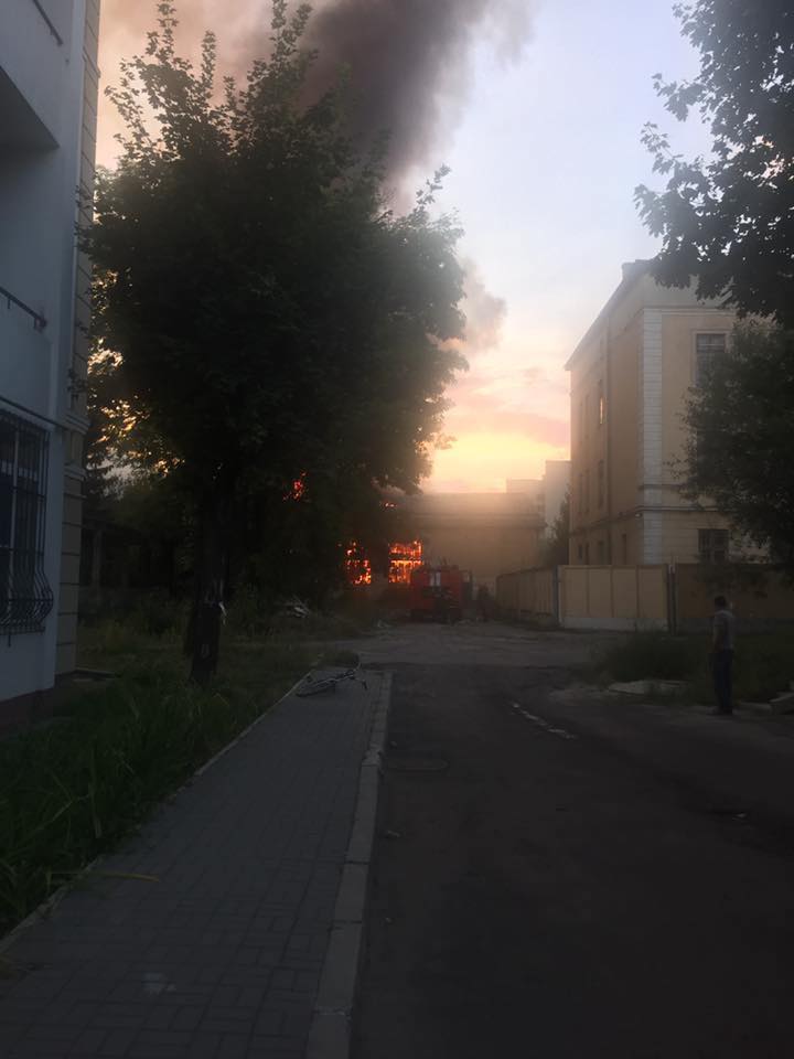 У центрі Львова горить військова частина (ФОТО, ВІДЕО) - фото 4