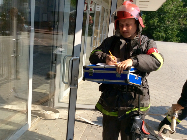 Шестеро  людей обгоріли в Хмельницькому облтеатрі, на щастя, їм допомога не потрібна - тренувалися рятувальники - фото 4