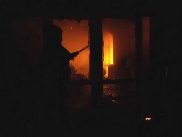 Від вогню постраждав волонтерський центр “Захист”, проте активістам вдалося врятувати речі, які вони підготували для бійців АТО - фото 2