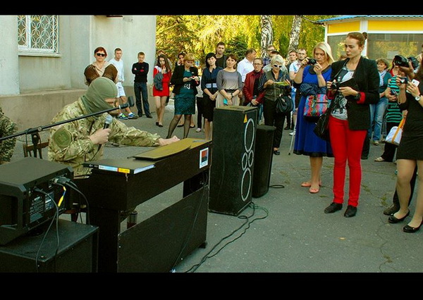 Бійці "Дніпра-1" на Донеччині охороняли глядачів фільму про себе - фото 1