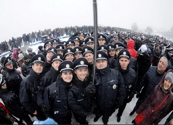 На запуск дніпропетровської поліції приїхав "чотирирукий" начальник - фото 2