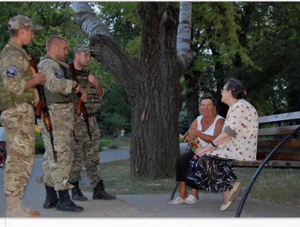 Озброєні бійці "Дніпро-1" патрулюють вулиці Маріуполя - фото 3