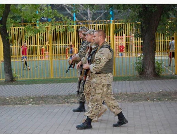 Озброєні бійці "Дніпро-1" патрулюють вулиці Маріуполя - фото 2