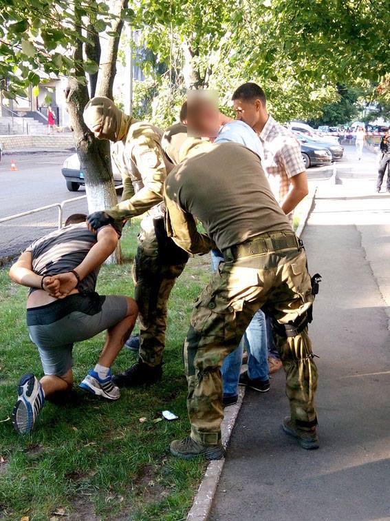У Полтаві затримали п'ятеро осіб за підозрою у вимаганні - фото 1