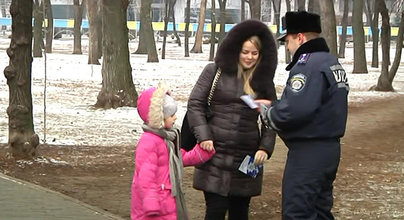 Поліцейські вітали дніпропетровців на вулицях різдвяними листівками - фото 2