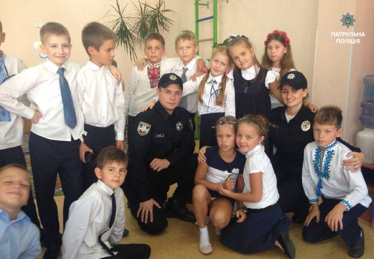 Львівські поліцейські зустрічаються з школярками  - фото 1