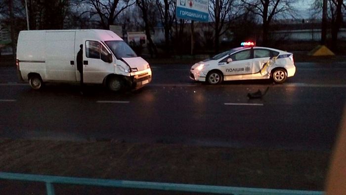 У Львові автомобіль копів не розминувся з бусом - фото 1